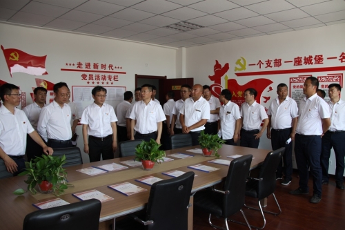 參觀三標(biāo)黨員活動(dòng)室，翻閱聯(lián)合黨支部組建相關(guān)材料1
